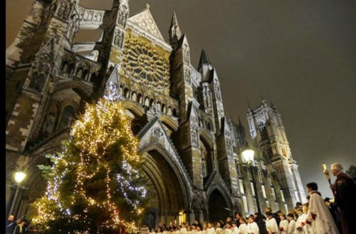arbol de navidad frente a una iglesia antigua fondo