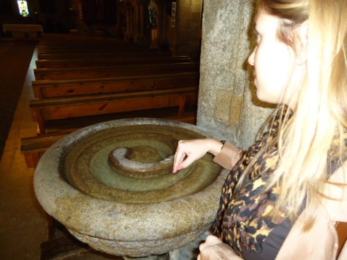 mujer-poniendo-los-dedos-en-agua-bendita