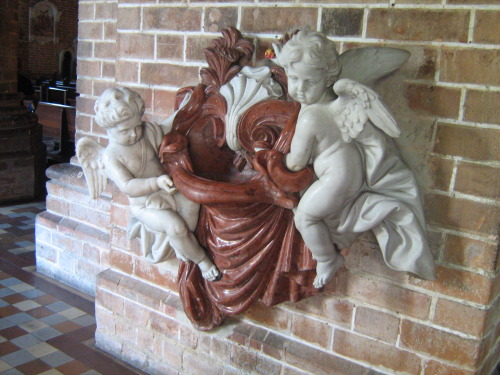 Catedral_de_Medellin_-Pila_de_agua_bendita