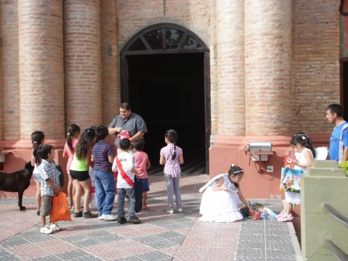 repartiendo golosinas en angeles somos en el frente de la iglesia