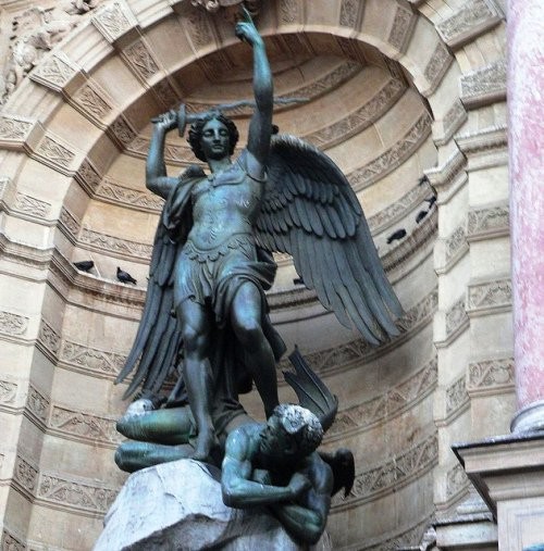 san-miguel-arcangel-pisando-a-satanas-500x507