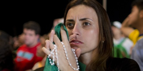 mujer rezando el rosario fondo