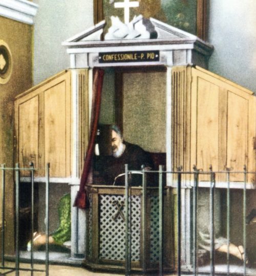 padre Pio confesando