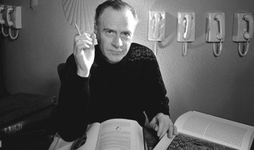 mcluhan con telefonos atras