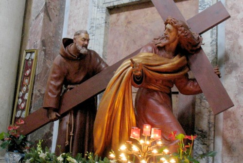 padre pio y jesus llevando la cruz fondo
