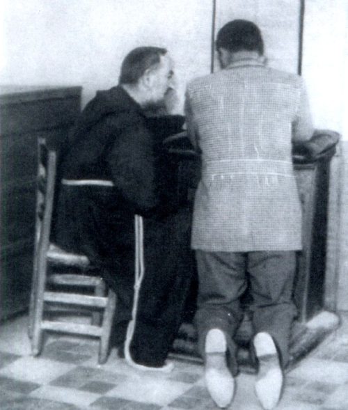 padre pio confesando a un hombre