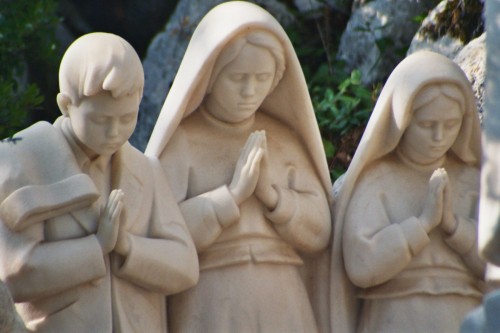 videntes-de-fatima-estatua
