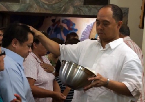 carmelo cortes con la mano en la cabeza de un hombre