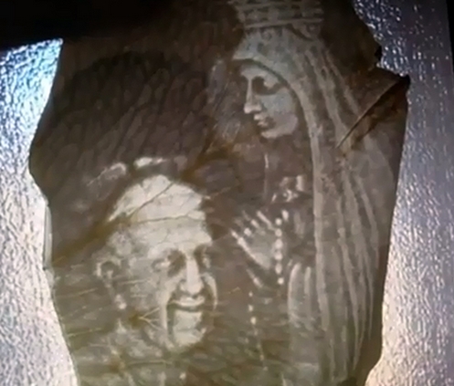 petalo de rosa con papa frncisco y virgen maria