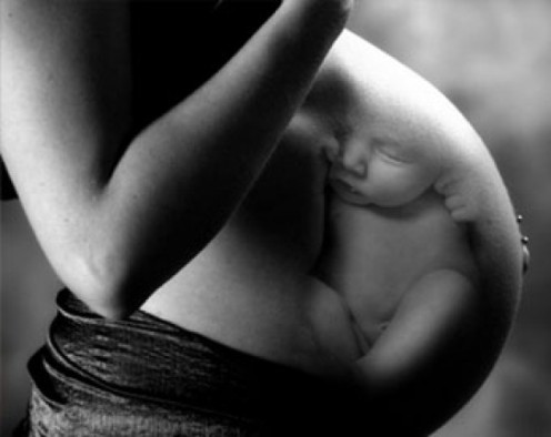 madre con un bebe en el vientre