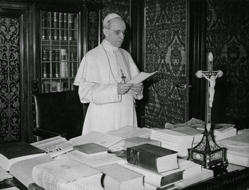 pio xii en su despacho