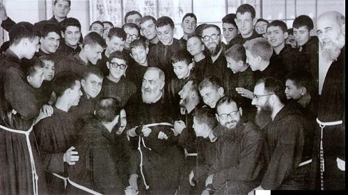 padre pio rodeado de franciscanos
