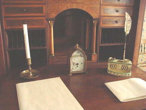 escritorio con reloj
