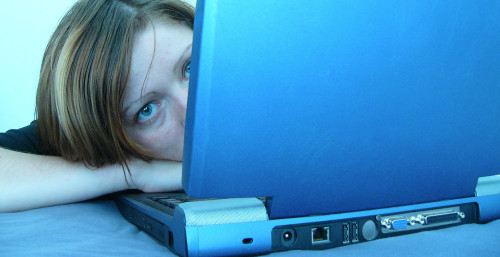 mujer viendo porno en notebook