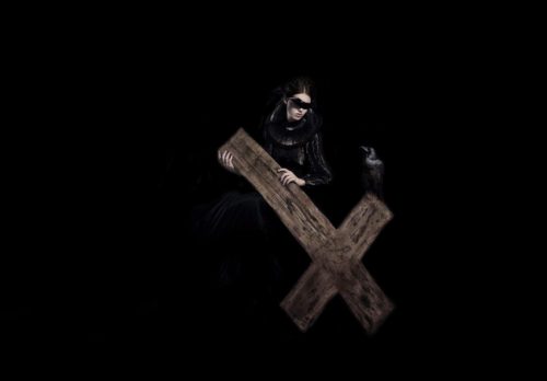 mujer con cruz invertida satanico