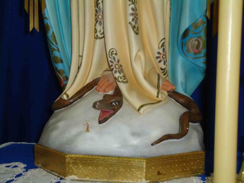 pies de la virgen aplastando a la serpiente