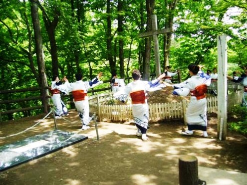 Baile en Shingo en la tumba de Jesus