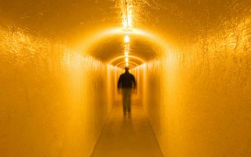 hombre en un tunel