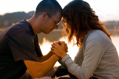 pareja orando