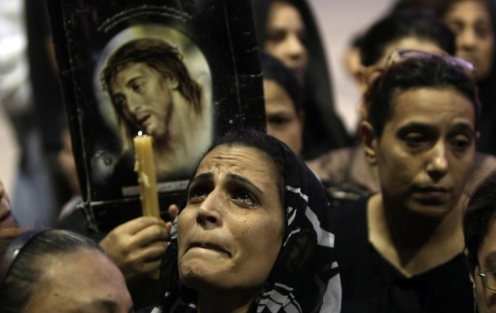 mujer musulmana con vela y jesus