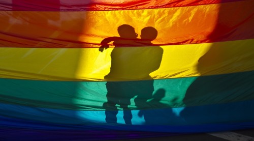 bandera gay y besandose a trasluz fondo