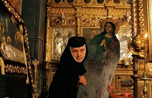 monja ortodoxa con imagen de maria