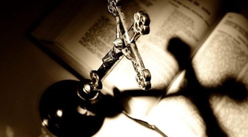 crucifijo sobre una biblia