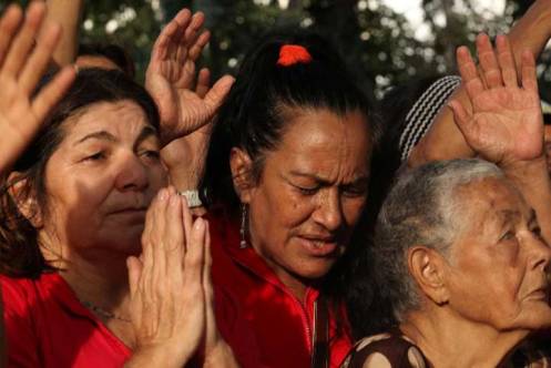 mujeres orando