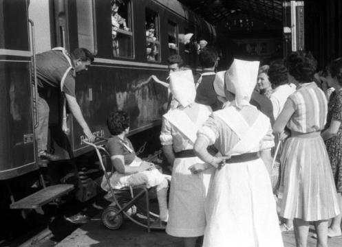 tren que lleva enfermos a la gruta de lourdes