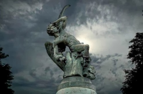 estatua del angel caido