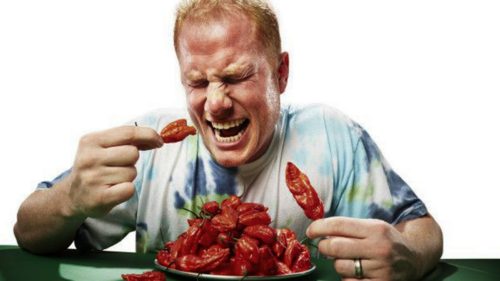 hombre comiendo ajies sufrimiento
