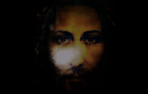 cara de jesus en penumbra fondo