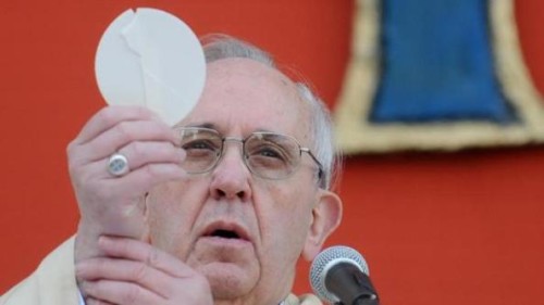 bergoglio y hostia