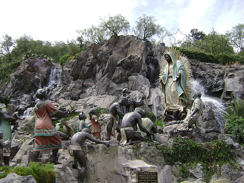 escultura de la virgen de guadalupe en el tepeyac