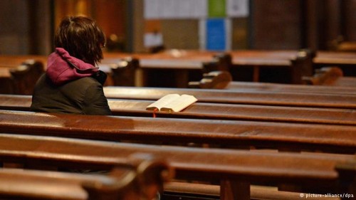 mujer sola en una iglesia