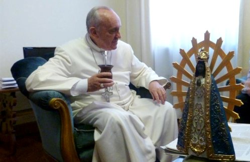 el papa francisco tomando mate