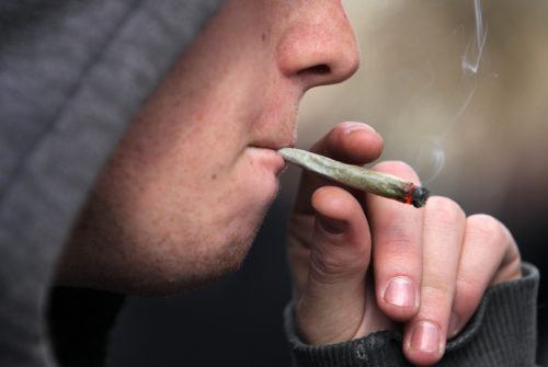 joven fumando marihuana fondo