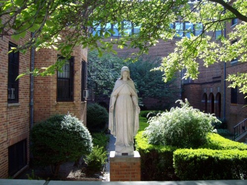 jardin de iglesia de san antonio en el bronx