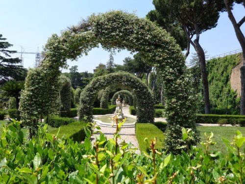 paseo por el jardin vaticcano