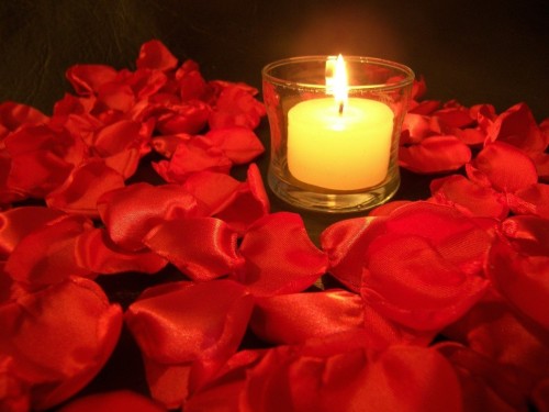 vela y petalos de rosa
