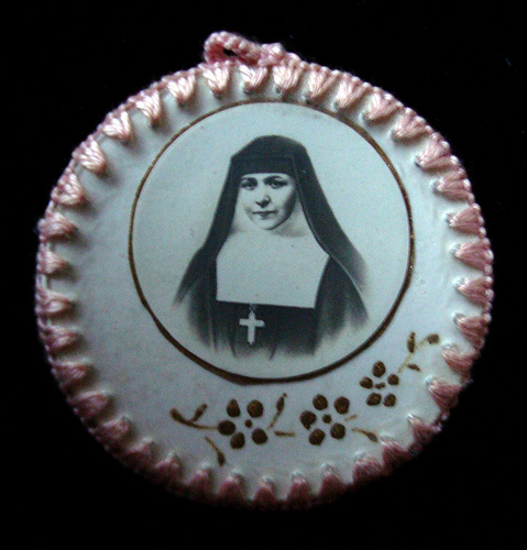 medalla de sor benigna consolata