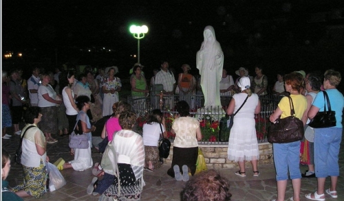 orando a reina de la paz de medjugorje