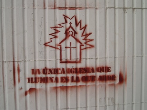 la unica iglesia que ilumina es la que arde
