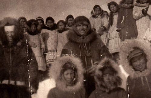 Esquimales de su parroquia de Alakanuk