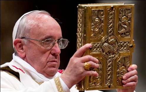 francisco mostrando los evangelios