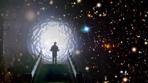 hombre hacia otra dimension