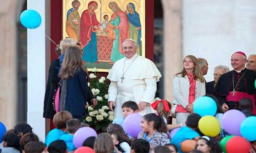papa-francisco-con-familias