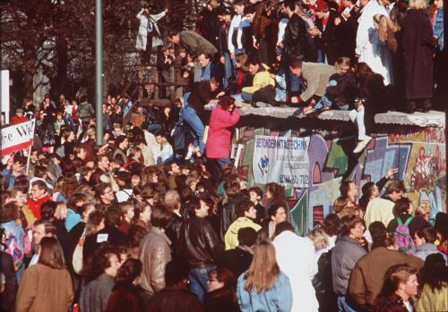 gente pasando al otro lado en la caida del muro de berlin