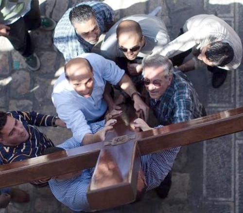 cristianos cargando la cruz