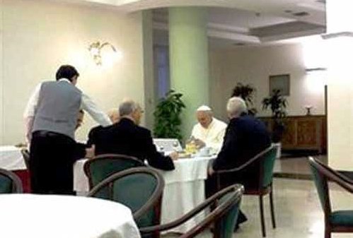 el papa desayunando en santa marta